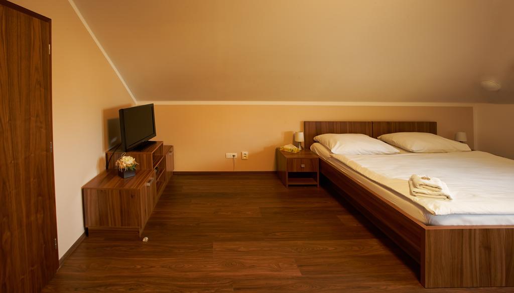 Hotel Horse Riding - Jezdecky Areal Trsice Room photo