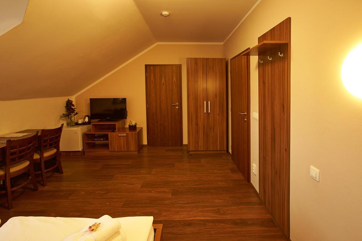 Hotel Horse Riding - Jezdecky Areal Trsice Room photo