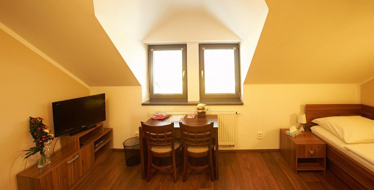 Hotel Horse Riding - Jezdecky Areal Trsice Room photo
