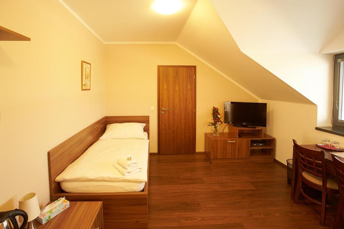 Hotel Horse Riding - Jezdecky Areal Trsice Room photo
